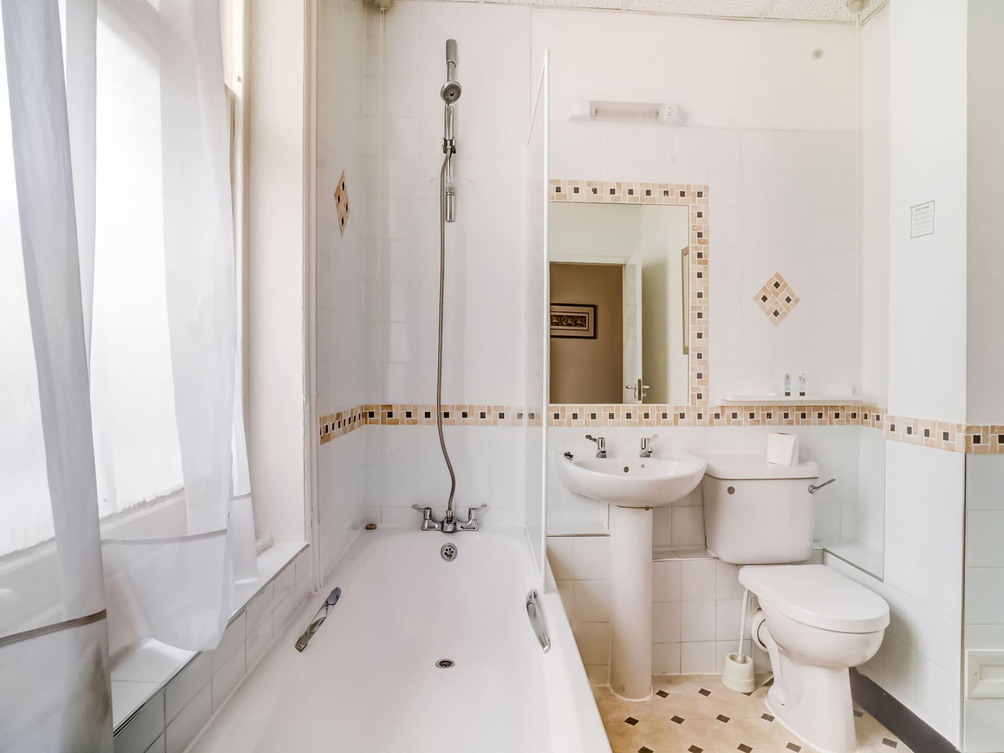 Oyo The Palm Court Hotel Eastbourne Bagian luar foto