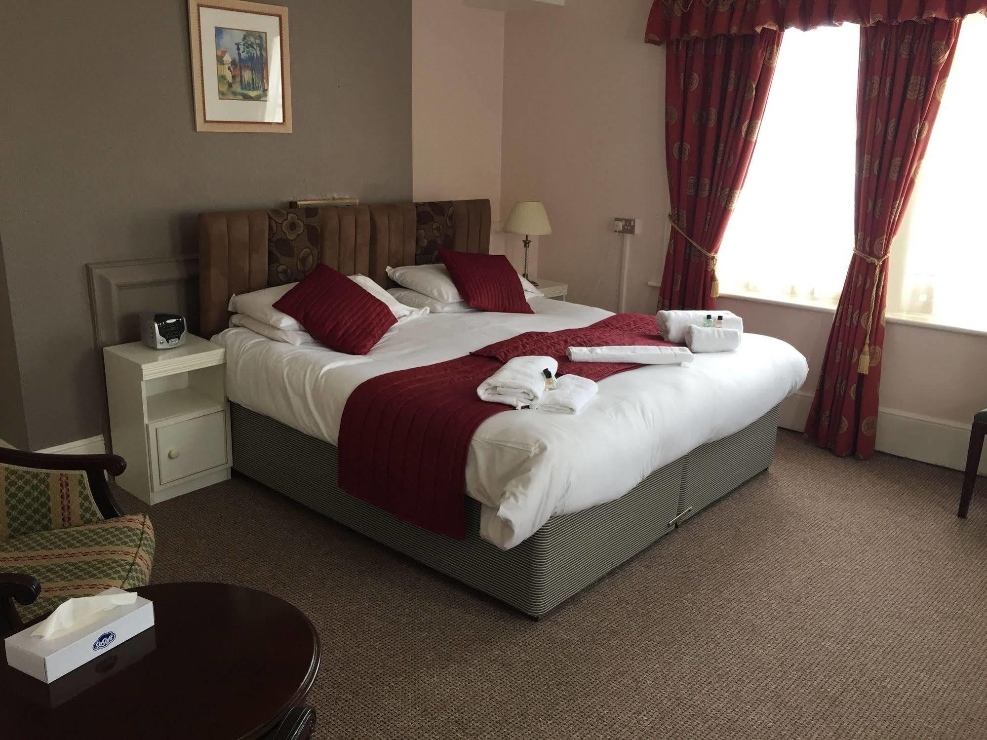 Oyo The Palm Court Hotel Eastbourne Bagian luar foto